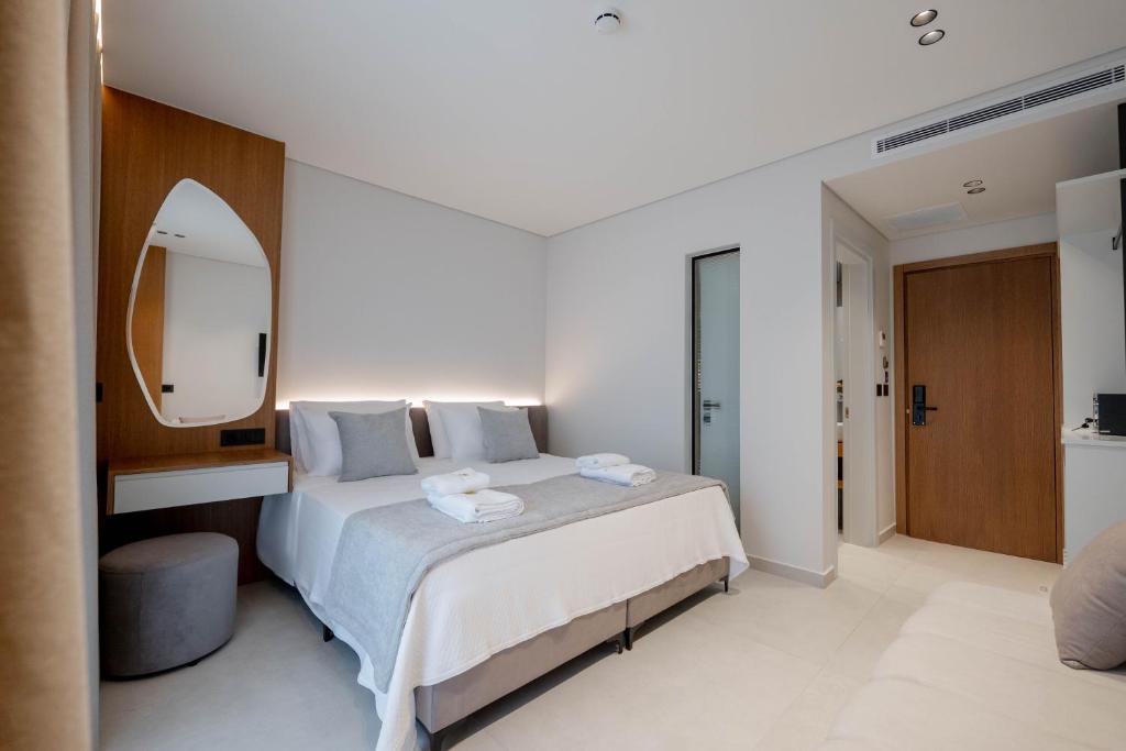 Deluxe Double Room Image 1