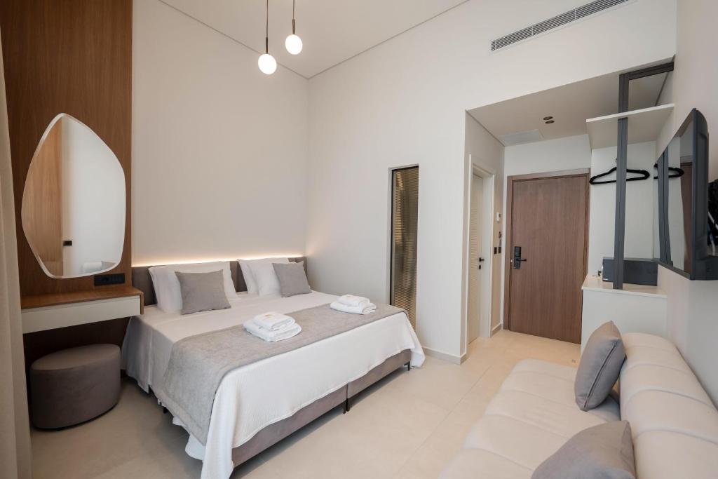 Deluxe Double Room Image 3